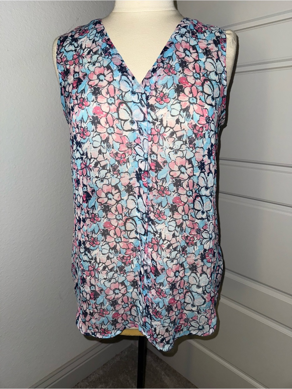 Kut from the Kloth Floral V-Neck Sleeveless Button down in Pink & Blue